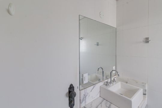 Comprar apartamento em Indianópolis com varanda, 3 quartos, 2 suítes e piscina no condomínio. — Banheiro