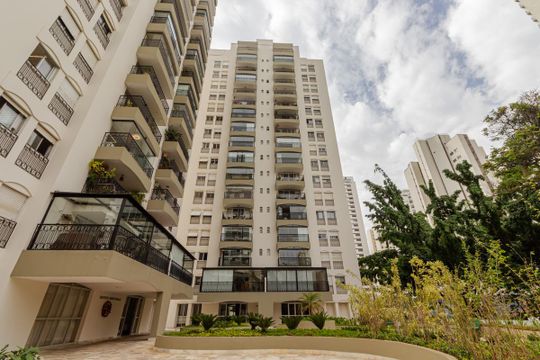 Comprar apartamento em Indianópolis com varanda, 3 quartos, 2 suítes e piscina no condomínio. — Fachada