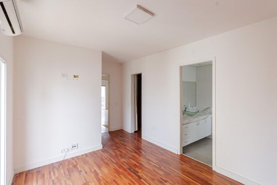 Comprar apartamento em Indianópolis com varanda, 3 quartos, 2 suítes e piscina no condomínio. — Suíte 1