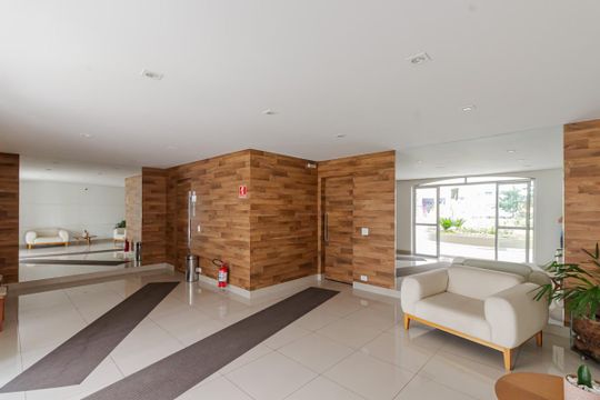 Comprar apartamento em Indianópolis com varanda, 3 quartos, 2 suítes e piscina no condomínio. — Área Comum - Hall Social