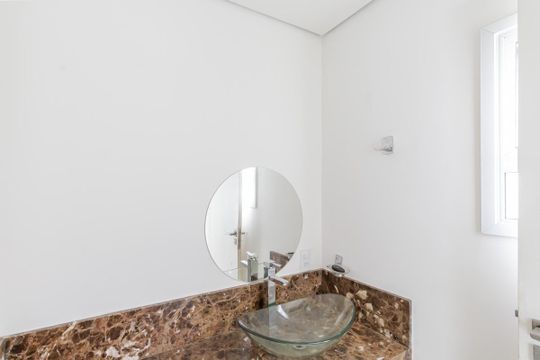 Comprar apartamento em Indianópolis com varanda, 3 quartos, 2 suítes e piscina no condomínio. — Lavabo