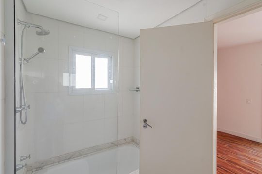 Comprar apartamento em Indianópolis com varanda, 3 quartos, 2 suítes e piscina no condomínio. — Banheiro da Suíte 1