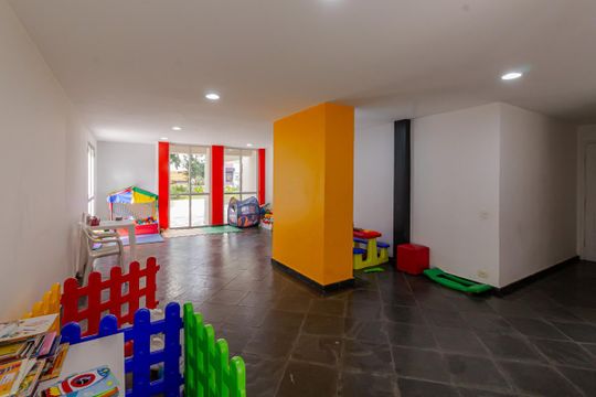 Comprar apartamento em Indianópolis com varanda, 3 quartos, 2 suítes e piscina no condomínio. — Área Comum - Brinquedoteca