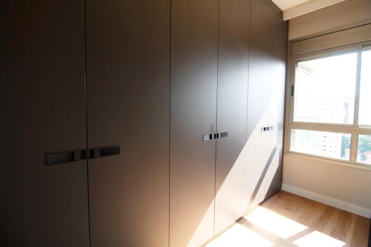Comprar apartamento mobiliado com 1 suíte e closet. Piscina, academia e churrasqueira no condomínio. — foto 23