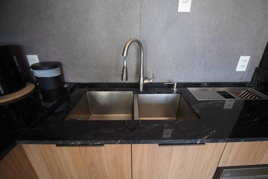 Comprar apartamento mobiliado com 1 suíte e closet. Piscina, academia e churrasqueira no condomínio. — foto 51