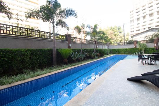 Comprar apartamento mobiliado com 1 suíte e closet. Piscina, academia e churrasqueira no condomínio. — foto 60