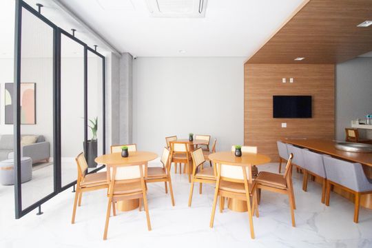 Comprar apartamento mobiliado com 1 suíte e closet. Piscina, academia e churrasqueira no condomínio. — foto 68