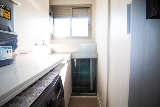 Comprar apartamento mobiliado com 1 suíte e closet. Piscina, academia e churrasqueira no condomínio. — foto 57