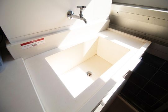 Comprar apartamento mobiliado com 1 suíte e closet. Piscina, academia e churrasqueira no condomínio. — foto 58