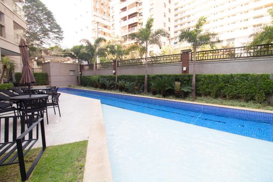 Comprar apartamento mobiliado com 1 suíte e closet. Piscina, academia e churrasqueira no condomínio. — foto 61