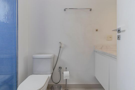 Apartamento mobiliado com 3 quartos, closet e varanda na Cidade Monções. Oportunidades de compra. — Banheiro da Suíte 2