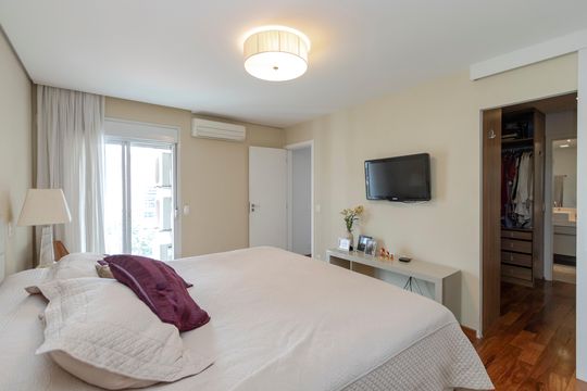 Apartamento mobiliado com 3 quartos, closet e varanda na Cidade Monções. Oportunidades de compra. — Suíte 1