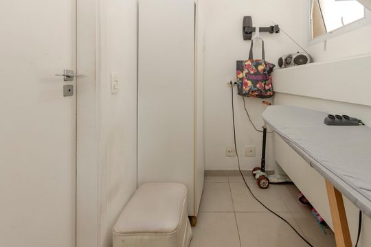 Apartamento mobiliado com 3 quartos, closet e varanda na Cidade Monções. Oportunidades de compra. — Quarto de Serviço