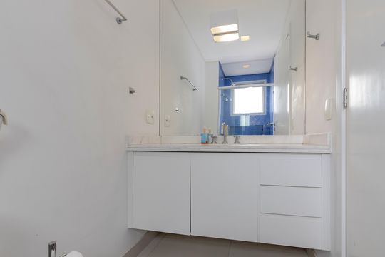 Apartamento mobiliado com 3 quartos, closet e varanda na Cidade Monções. Oportunidades de compra. — Banheiro da Suíte 2