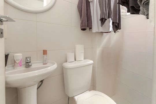 Apartamento mobiliado com 3 quartos, closet e varanda na Cidade Monções. Oportunidades de compra. — Banheiro de Serviço
