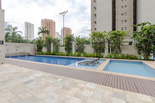 Apartamento mobiliado com 3 quartos, closet e varanda na Cidade Monções. Oportunidades de compra. — Piscina