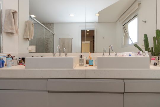 Apartamento mobiliado com 3 quartos, closet e varanda na Cidade Monções. Oportunidades de compra. — Banheiro da Suíte 1