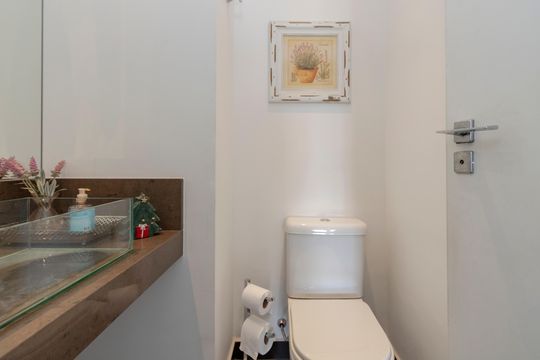 Apartamento mobiliado com 3 quartos, closet e varanda na Cidade Monções. Oportunidades de compra. — Lavabo