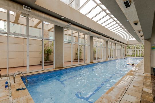 Apartamento mobiliado com 3 quartos, closet e varanda na Cidade Monções. Oportunidades de compra. — Piscina Coberta