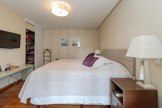 Apartamento mobiliado com 3 quartos, closet e varanda na Cidade Monções. Oportunidades de compra. — Suíte 1