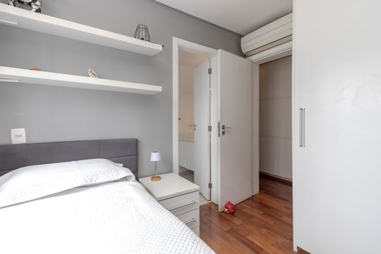Apartamento mobiliado com 3 quartos, closet e varanda na Cidade Monções. Oportunidades de compra. — Suíte 2