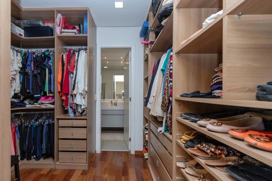 Apartamento mobiliado com 3 quartos, closet e varanda na Cidade Monções. Oportunidades de compra. — Closet da Suíte 1