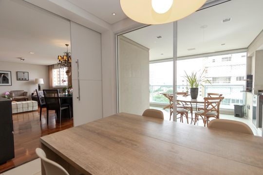 Apartamento mobiliado com 3 quartos, closet e varanda na Cidade Monções. Oportunidades de compra. — Copa