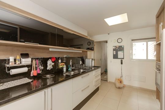 Apartamento mobiliado com 3 quartos, closet e varanda na Cidade Monções. Oportunidades de compra. — Cozinha