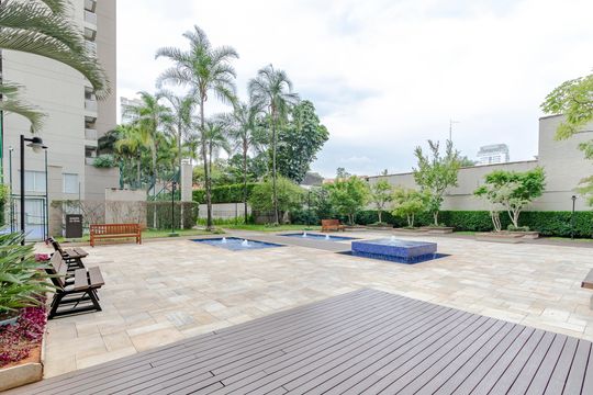 Apartamento mobiliado com 3 quartos, closet e varanda na Cidade Monções. Oportunidades de compra. — Área Comum