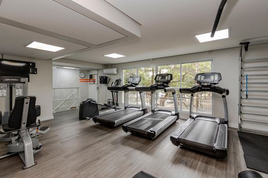 Apartamento mobiliado com 3 quartos, closet e varanda na Cidade Monções. Oportunidades de compra. — Academia