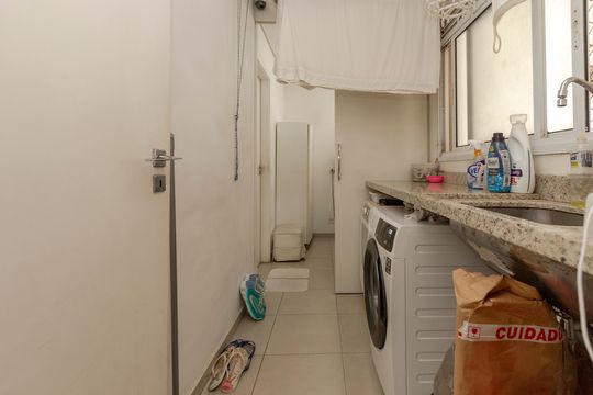 Apartamento mobiliado com 3 quartos, closet e varanda na Cidade Monções. Oportunidades de compra. — Lavanderia