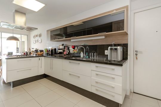 Apartamento mobiliado com 3 quartos, closet e varanda na Cidade Monções. Oportunidades de compra. — Cozinha