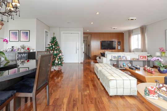 Apartamento mobiliado com 3 quartos, closet e varanda na Cidade Monções. Oportunidades de compra. — Sala