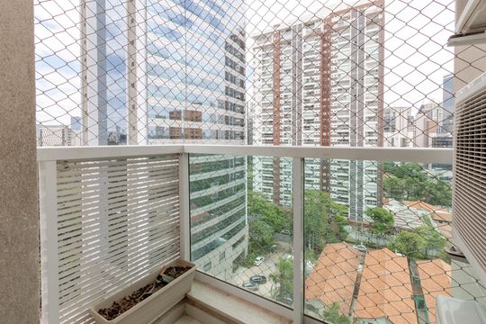 Apartamento mobiliado com 3 quartos, closet e varanda na Cidade Monções. Oportunidades de compra. — Varanda da Suíte 1