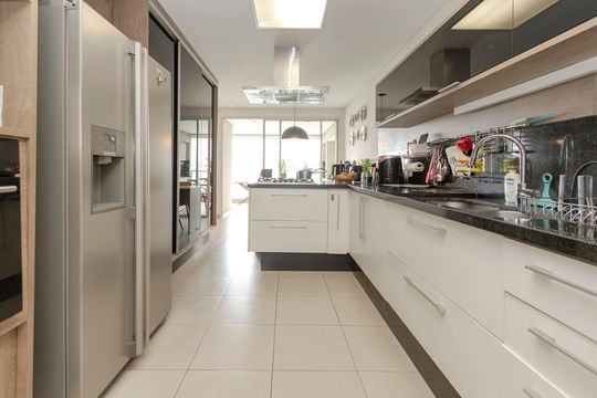 Apartamento mobiliado com 3 quartos, closet e varanda na Cidade Monções. Oportunidades de compra. — Cozinha