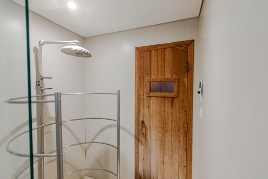 Apartamento mobiliado com 3 quartos, closet e varanda na Cidade Monções. Oportunidades de compra. — Sauna