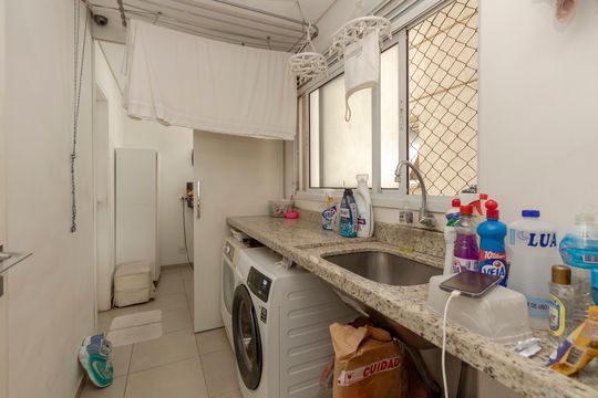 Apartamento mobiliado com 3 quartos, closet e varanda na Cidade Monções. Oportunidades de compra. — Lavanderia