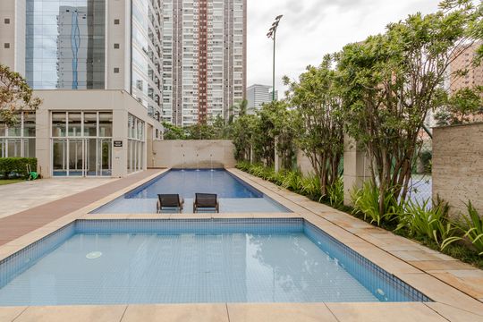 Apartamento mobiliado com 3 quartos, closet e varanda na Cidade Monções. Oportunidades de compra. — Piscina