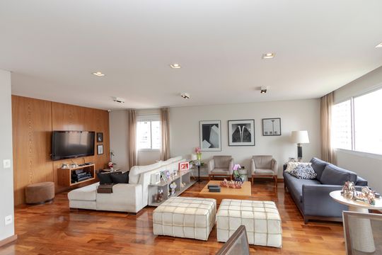 Apartamento mobiliado com 3 quartos, closet e varanda na Cidade Monções. Oportunidades de compra. — Sala