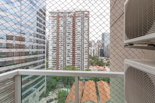 Apartamento mobiliado com 3 quartos, closet e varanda na Cidade Monções. Oportunidades de compra. — Varanda da Suíte 1