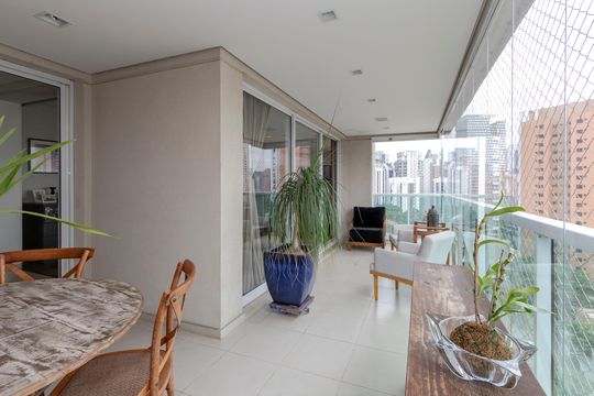Apartamento mobiliado com 3 quartos, closet e varanda na Cidade Monções. Oportunidades de compra. — Varanda
