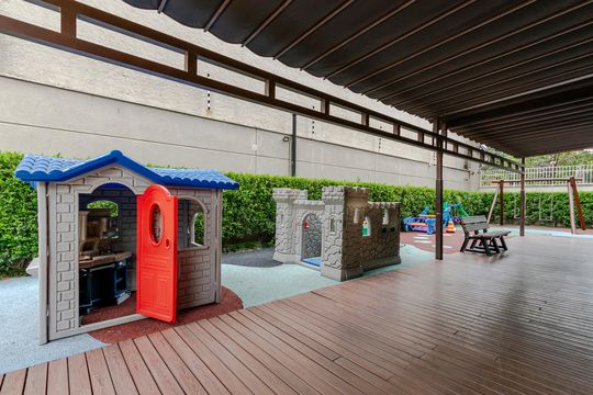 Apartamento mobiliado com 3 quartos, closet e varanda na Cidade Monções. Oportunidades de compra. — Playground