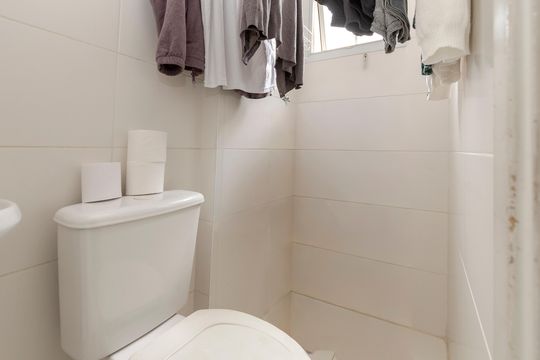 Apartamento mobiliado com 3 quartos, closet e varanda na Cidade Monções. Oportunidades de compra. — Banheiro de Serviço