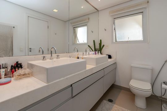Apartamento mobiliado com 3 quartos, closet e varanda na Cidade Monções. Oportunidades de compra. — Banheiro da Suíte 1