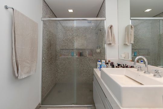 Apartamento mobiliado com 3 quartos, closet e varanda na Cidade Monções. Oportunidades de compra. — Banheiro da Suíte 1