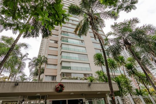 Apartamento mobiliado com 3 quartos, closet e varanda na Cidade Monções. Oportunidades de compra. — Fachada