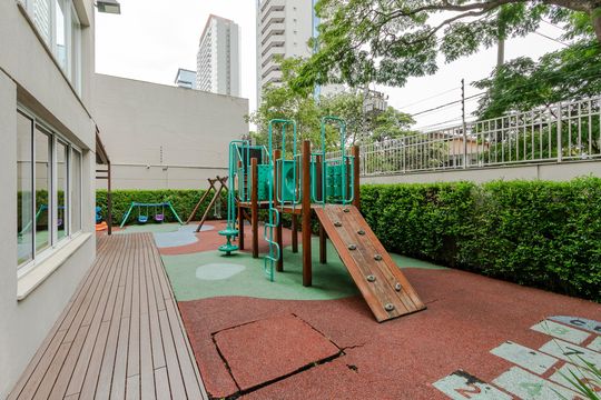 Apartamento mobiliado com 3 quartos, closet e varanda na Cidade Monções. Oportunidades de compra. — Playground