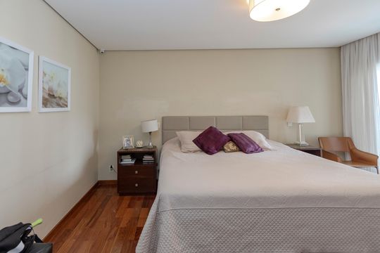 Apartamento mobiliado com 3 quartos, closet e varanda na Cidade Monções. Oportunidades de compra. — Suíte 1