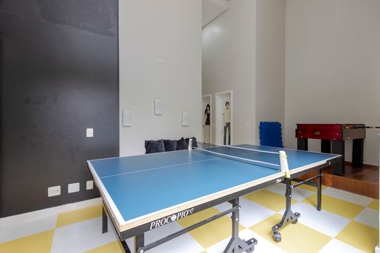 Apartamento mobiliado com 3 quartos, closet e varanda na Cidade Monções. Oportunidades de compra. — Salão de Jogos