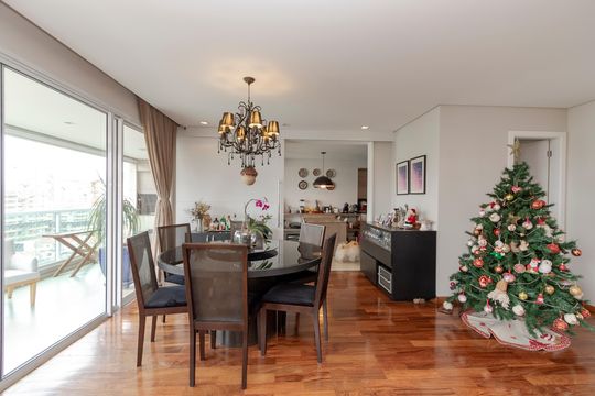 Apartamento mobiliado com 3 quartos, closet e varanda na Cidade Monções. Oportunidades de compra. — Sala